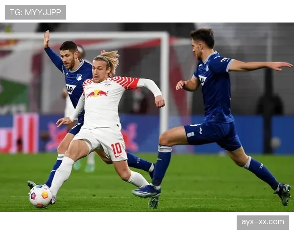 莱比锡足球队创新进攻战术引领德甲新潮流,表现稳健获广泛关注 莱比锡足球队创新进攻战术引领德甲新潮流,表现稳健获广泛关注